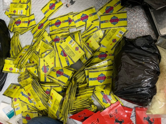 Trước đó, ngày 13/9/2022, tại quận Bình Tân, TP HCM, Cục CSĐT tội phạm về ma túy phối hợp với các lực lượng chức năng tiến hành bắt người phạm tội quả tang đối với Nguyễn Thành Thắng về hành vi vận chuyển trái phép chất ma túy. Mở rộng điều tra, đã tiến hành bắt khám xét tại 8 địa điểm tại TPHCM, Long An, Hà Nội, Hải Phòng. Tại TP HCM, tổ công tác tiến hành thu giữ 40 kg ma túy đá và 46 bánh heroin. Tại Hà Nội, thu giữ 1 kg ma túy đá, 1 kg ketamin và các đồ vật, tài liệu khác có liên quan.