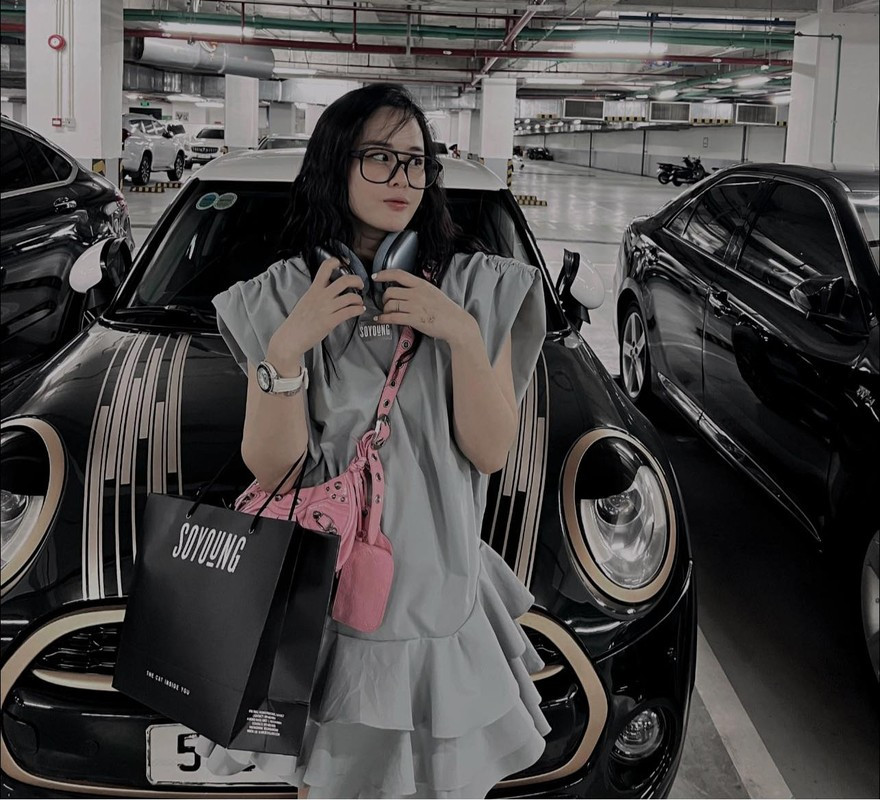 Tina Dương từng là hotgirl nổi tiếng mạng xã hội về độ sang chảnh, ăn chơi khiến nhiều người lầm tưởng cô là đại gia hay tiểu thư con nhà giàu có.