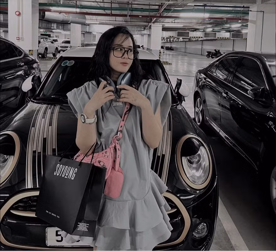 Tina Dương từng là hotgirl nổi tiếng mạng xã hội về độ sang chảnh, ăn chơi khiến nhiều người lầm tưởng cô là đại gia hay tiểu thư con nhà giàu có.