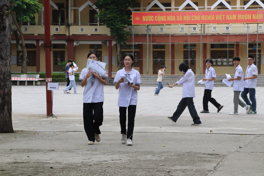 Thí sinh ở Cao Bằng phát tán đề thi môn Ngữ Văn: “Lộ” hay “lọt” đề? Thi sinh o Cao Bang phat tan de thi mon Ngu Van: “Lo” hay “lot” de?
