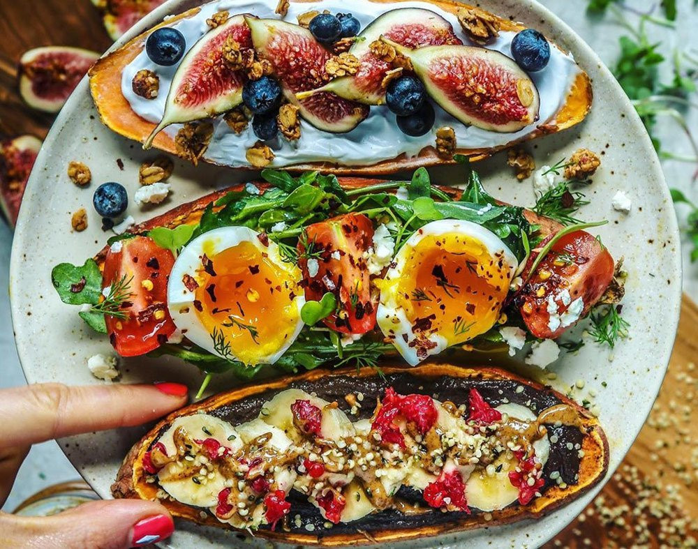 Việc ăn bữa sáng đầy đủ với hàm lượng đạm cao sẽ góp phần thúc đẩy quá trình giảm cân, bởi chất đạm làm tăng cảm giác no, giúp điều chỉnh sự thèm ăn, chống lại cơn đói của bạn cho đến bữa trưa. Ảnh: @uzasne_jedlo.