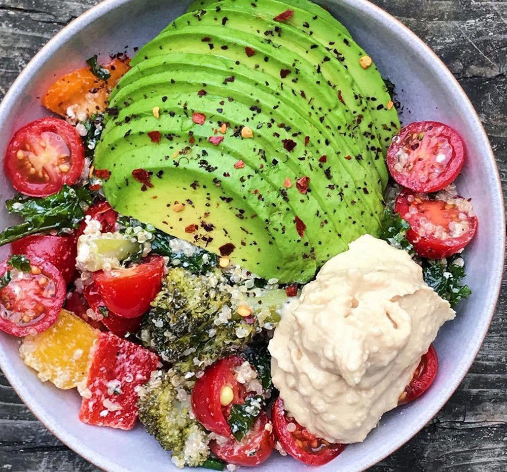 Quả bơ là loại thực phẩm giàu axit béo không bão hòa, chất xơ, kali và hóa chất thực vật. Nhiều nghiên cứu đã chứng minh rằng những người thường xuyên ăn loại thực phẩm xanh này sẽ giữ được chỉ số cơ thể phù hợp. Ảnh: @fullyorganics.