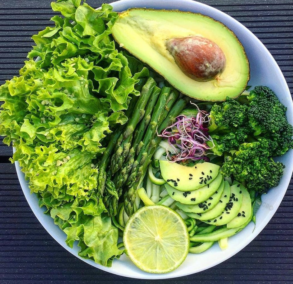 Bơ chứa nhiều chất dinh dưỡng có lợi cho sức khoẻ. Người ăn có thể kết hợp bơ với salad, bánh mì, hoặc làm sinh tố uống hàng ngày. Đặc biệt, nếu muốn giảm cân, bạn đừng quên bỏ các loại sữa đặc có đường và đồ ngọt để tránh… phản tác dụng. Ảnh:@perfect_fitnessmeals.