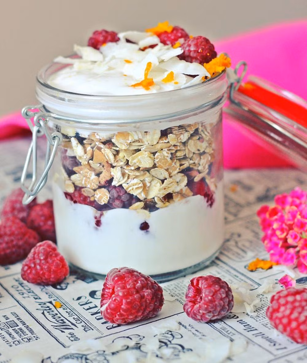 Nghiên cứu chỉ ra rằng việc tiêu thụ sữa chua Hy Lạp giúp giảm sự thèm ăn và tăng cảm giác no. Để có kết quả tốt nhất, bạn hãy ăn các loại trái cây tươi kèm sữa chua nguyên chất thay vì sử dụng sữa chua có đường. Ảnh: @_msfoodie.