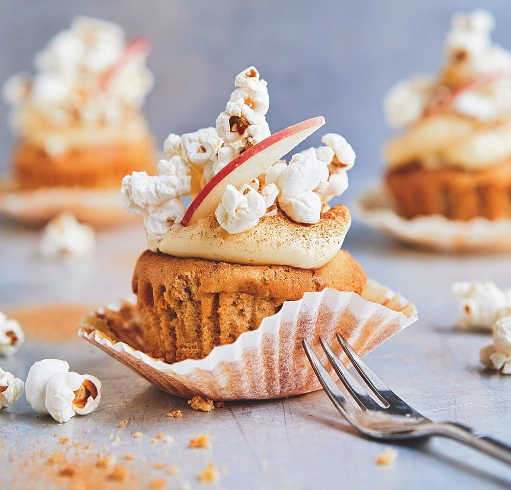 Bỏng ngô không những giàu chất xơ mà còn cung cấp cả protein. Bữa sáng, bạn có thể ăn 3 ly bỏng ngô đầy mà chỉ chứa có 100 calo. Bỏng ngô chính là loại thực phẩm giảm cân tuyệt vời, miễn là bạn đừng ăn món bắp rang bơ có đường và các loại hương vị được bày bán khắp các rạp chiếu phim, siêu thị. Ảnh: @sweetdreamsmagazin, @edilenebraznutri.