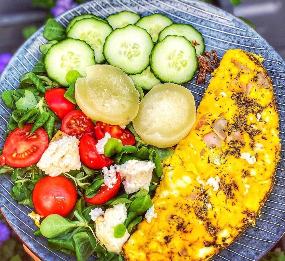 Trứng được biết đến là loại thực phẩm chứa nhiều chất đạm, chất béo và các chất dinh dưỡng thiết yếu như vitamin D và choline. Một nghiên cứu cho thấy ăn trứng vào buổi sáng sẽ khiến người ta có cảm giác hài lòng hơn so với việc ăn bánh mì, khiến họ giảm bớt ham muốn ăn vặt. Ảnh: @starinfinitefood.