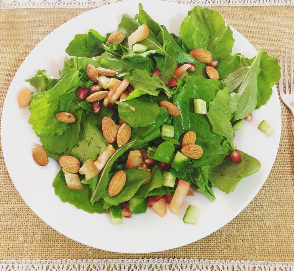 Hạnh nhân luôn là một trong những lựa chọn hàng đầu để rắc lên salad hay các món phụ trong mỗi chế độ giảm cân lành mạnh. Loại hạt này giàu vitamin E và là nguồn chất béo không bão hòa. Ảnh: @love_the_healthyfood.