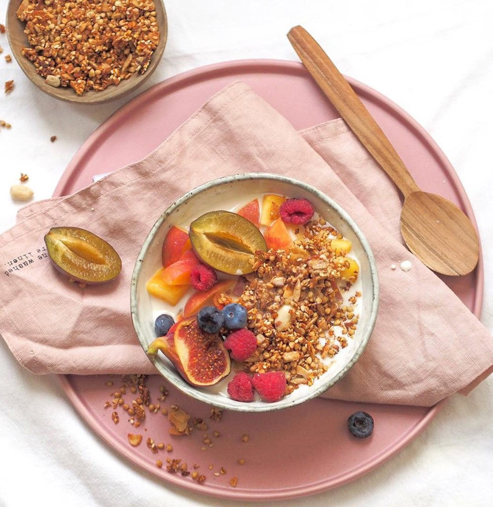 Sữa chua là nguồn protein tuyệt vời cho cơ thể con người, chứa nhiều lợi khuẩn tốt cho đường ruột và là người bạn trên hành trình giảm cân của phái đẹp. Ảnh: @sophies_happyplace.