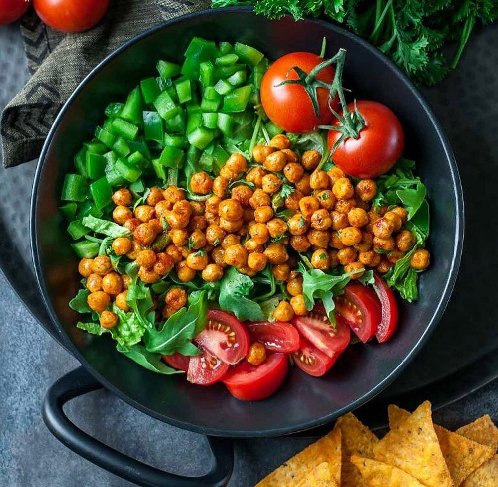 Đậu rất giàu chất xơ, thành phần quan trọng với những người muốn giảm cân vì tạo cảm giác no lâu, kiểm soát cơn đói. Các nhà khoa học cũng chỉ ra rằng ăn các loại đậu mang đến nhiều lợi ích sức khỏe như hạ huyết áp, giảm cholesterol và nguy cơ mắc các bệnh tim mạch. Ngay từ bây giờ, hãy tăng cường món đậu vào bữa cơm của gia đình bạn. Ảnh: @vicsveganeats, @peasandcrayons.