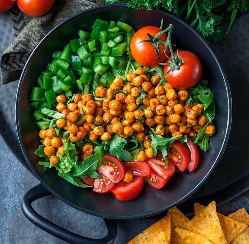 Đậu rất giàu chất xơ, thành phần quan trọng với những người muốn giảm cân vì tạo cảm giác no lâu, kiểm soát cơn đói. Các nhà khoa học cũng chỉ ra rằng ăn các loại đậu mang đến nhiều lợi ích sức khỏe như hạ huyết áp, giảm cholesterol và nguy cơ mắc các bệnh tim mạch. Ngay từ bây giờ, hãy tăng cường món đậu vào bữa cơm của gia đình bạn. Ảnh: @vicsveganeats, @peasandcrayons.