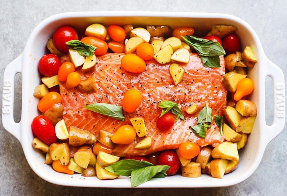 Axit béo omega 3 thuộc nhóm axit béo cần thiết rất tốt cho cơ thể nói chung. Các nhà khoa học đã chỉ ra rằng, cứ 113 g cá hồi thì có ít nhất là 2 g omega 3. Loại axit này giúp người ăn tăng cường trao đổi chất, đào thải bớt lượng mỡ thừa ra khỏi cơ thể. Ảnh: @healthyeatingbyv.