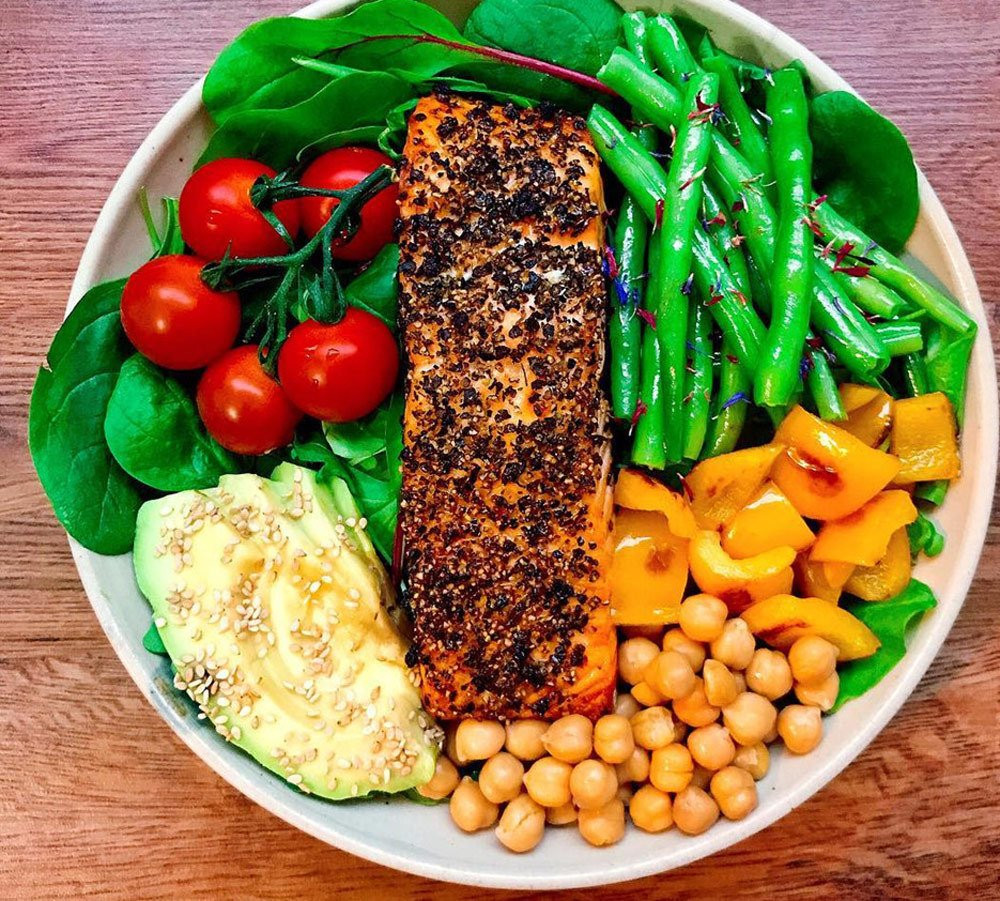 Cá hồi là món ăn giúp mọi người giảm cân nhanh hơn nếu duy trì trong thực đơn hàng ngày so với những người không ăn cá. Ảnh:@lindseyeatsla.