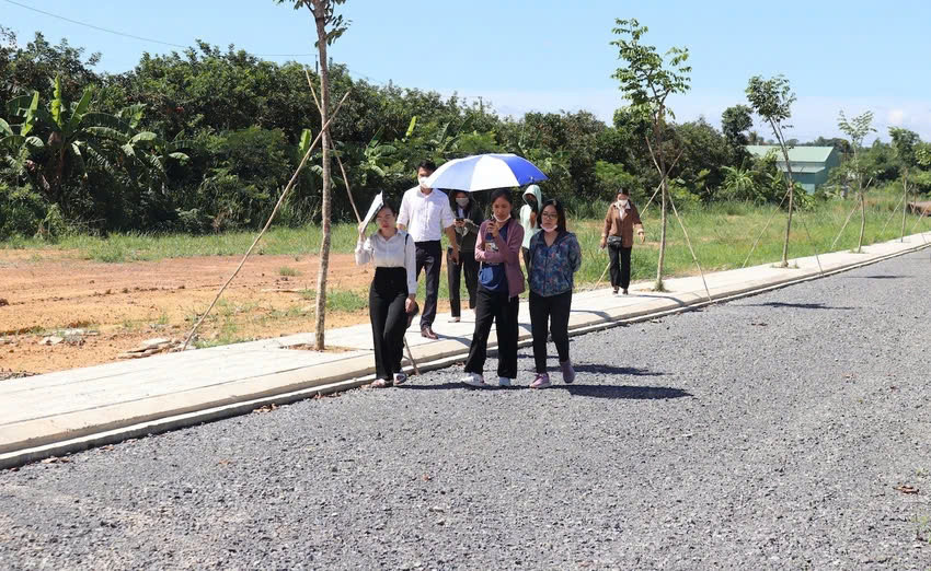 Giao dịch đất nền bất ngờ tăng mạnh - Hình 2 Giao dich dat nen bat ngo tang manh-Hinh-2