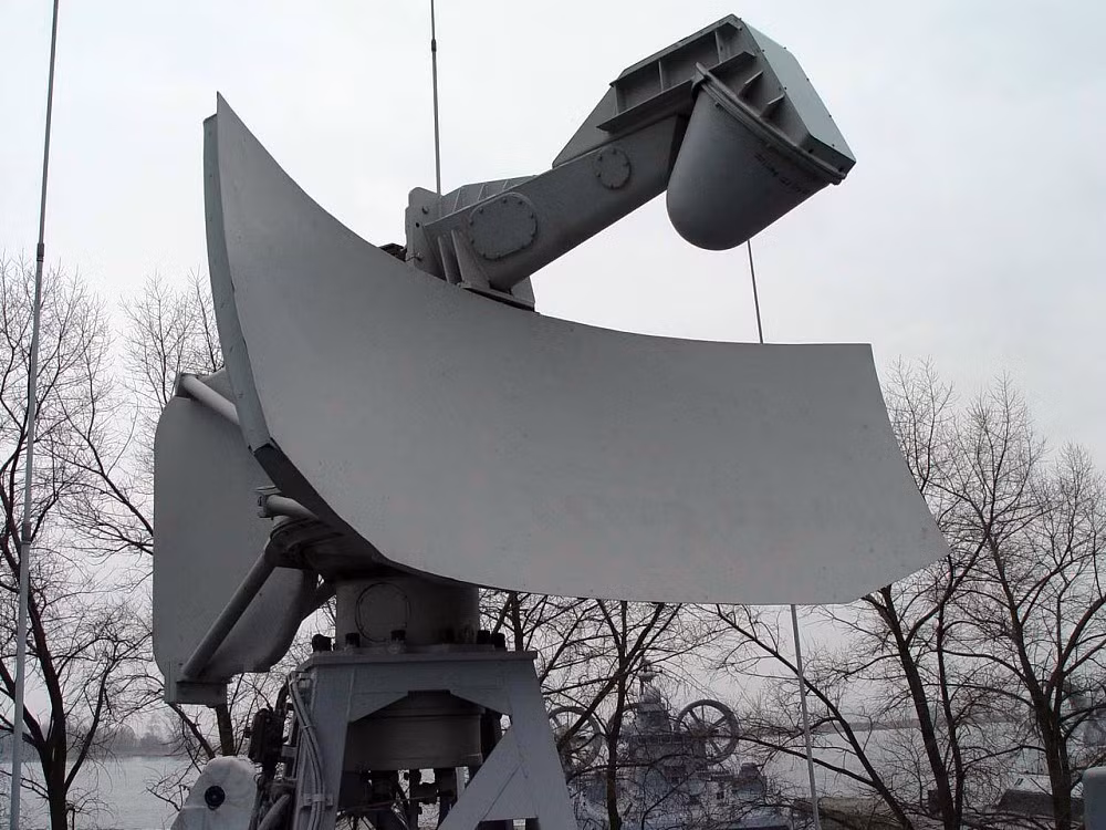 Trong chiến đấu, mặc dù các hệ thống radar trên tàu Gepard 3.9 hay Molniya đều cùng tham gia cung cấp phần tử bắn, tuy nhiên vai trò chủ đạo vẫn là đài trinh sát mục tiêu 3Ts-25E Garpun-B. Nguồn ảnh: thaimilitary