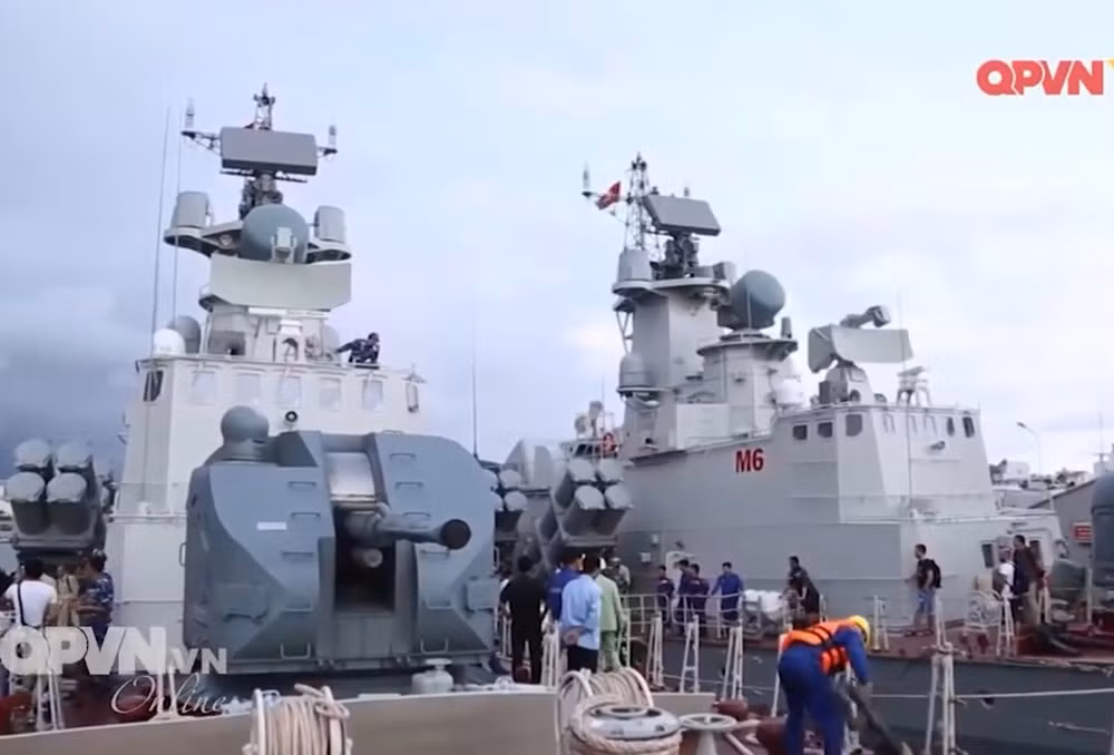 Đài 3Ts-25E Garpun-B được thiết kế thực hiện rất nhiều nhiêm vụ, điển hình như: trinh sát vô tuyến điện tử chủ động, thụ động tầm xa ngoài đường chân trời để phát hiện mục tiêu mặt nước và mục tiêu bay thấp của đối phương; tự động phát hiện, nhận diện đồng bộ với máy hỏi, bám sát, cung cấp các tham số toạ độ và hướng di chuyển của mục tiêu cho hệ thống điều khiển hoả lực trên tàu và cho các tàu cùng biên đội, các phương tiện hiệp đồng chiến đấu trên bộ, trên không, trên mặt nước khác; tiếp nhận tình báo mục tiêu từ các nguồn trinh sát bên ngoài…Trong ảnh, anten đài 3Ts-25E trên tàu tên lửa Molniya được để “lộ thiên”.