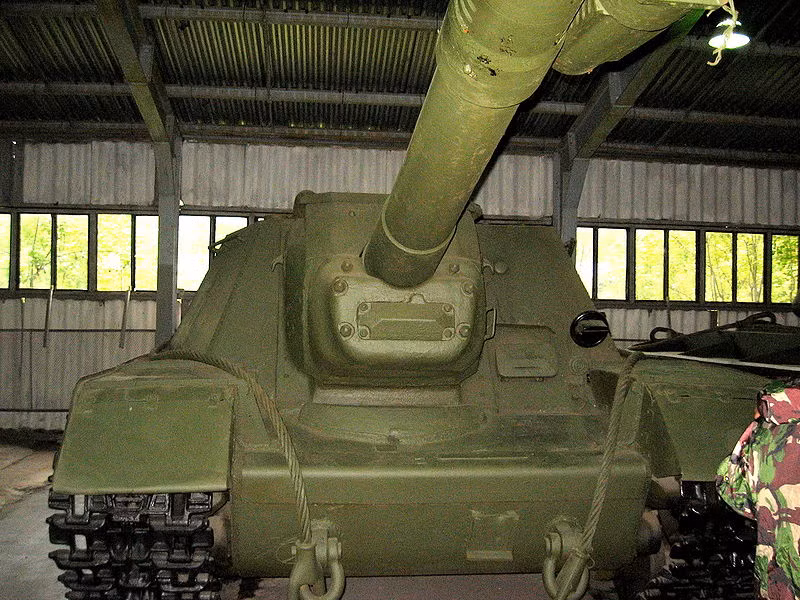 Vỏ giáp của SU-152 khá tốt với giáp quanh nòng pháo dày 60mm nghiêng 70 độ (tương đương 175mm thép thẳng đứng), có thể kháng chịu được pháo 88mm trên Tiger I cách 500m. Tuy nhiên, ngoài chỗ phần giáp quanh nòng pháo chính thì phần còn lại mặt trước khá mỏng khiến nó dễ bị phá hủy bởi pháo 88mm. Ngoài ra, phần hông tháp cũng như đuôi là rất mỏng. Nguồn ảnh: Wikipedia