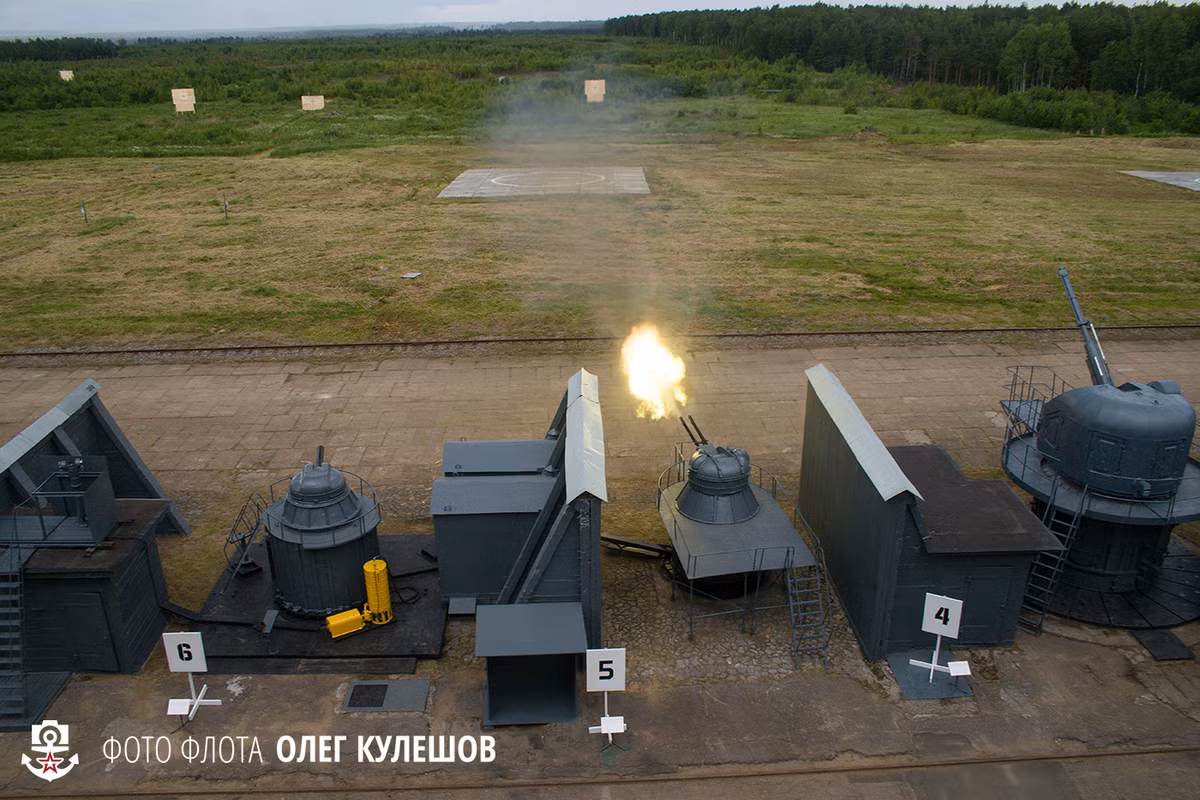 Pháo phòng không cao tốc AK-230 "khạc lửa" - loại pháo này phục vụ từ những năm 1960 với 2 khẩu 30mm đạt tốc độ bắn 2.000 phát/phút, tầm bắn xa nhất 6.700m. Nguồn ảnh: Livejounal