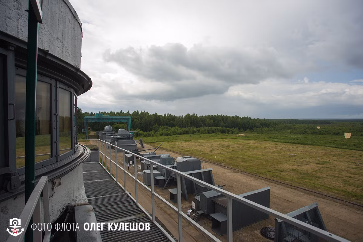 Đây có lẽ là trường bắn thuộc hàng lớn nhất thế giới với tổng diện tích ước tính 740km2 được bao phủ bởi đồng cỏ, cánh rừng và đầm lầy khó có thể vượt qua. Với diện tích cực lớn, các hệ thống pháo hải quân có thể thoải mái bắn ở mọi tầm mà không sợ vượt ra ngoài phạm vi an toàn. Nguồn ảnh: Livejounal