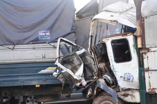 9. 7 ô tô tông nhau trên quốc lộ 1A, giao thông náo loạn Khoảng 15h40 ngày 25/7, xe tải chở gỗ BKS 60L - 6178 lưu thông trên QL 1A hướng từ An Sương về An Lạc với tốc độ nhanh. Khi đến giao lộ QL 1A - Phan Văn Hớn thì bất ngờ tông vào ô tô 4 chỗ mang BKS 54Z – 4285, sau đó đâm mạnh vào đuôi xe tải chở thiết bị chiếu sáng khiến chiếc xe này quay ngang rồi tông thẳng đầu vào một xe ô tô 16 chỗ. Chiếc xe 16 chỗ tiếp tục lao về phía trước và gây tai nạn liên hoàn cho 3 ô tô khác. Vụ va chạm khiến tài xế và phụ xe tải bị thương nặng.