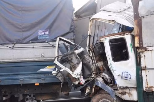 9. 7 ô tô tông nhau trên quốc lộ 1A, giao thông náo loạn Khoảng 15h40 ngày 25/7, xe tải chở gỗ BKS 60L - 6178 lưu thông trên QL 1A hướng từ An Sương về An Lạc với tốc độ nhanh. Khi đến giao lộ QL 1A - Phan Văn Hớn thì bất ngờ tông vào ô tô 4 chỗ mang BKS 54Z – 4285, sau đó đâm mạnh vào đuôi xe tải chở thiết bị chiếu sáng khiến chiếc xe này quay ngang rồi tông thẳng đầu vào một xe ô tô 16 chỗ. Chiếc xe 16 chỗ tiếp tục lao về phía trước và gây tai nạn liên hoàn cho 3 ô tô khác. Vụ va chạm khiến tài xế và phụ xe tải bị thương nặng.