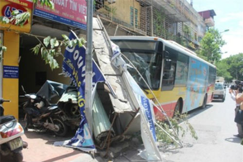 5. Xe buýt náo loạn tuyến phố, cuốn hàng loạt xe máy vào gầm Khoảng 12h30 ngày 22/7, xe buýt số 32 BKS 29B - 02947 di chuyển từ Cầu Giấy về Kim Mã. Khi xe đến trước cửa nhà số 635C đường Kim Mã, quận Ba Đình, Hà Nội thì bất ngờ mất lái tông hàng loạt xe máy, trong đó, một xe bị mắc kẹt hẳn dưới gầm. Sau khi hạ gục nhiều phương tiện, xe buýt đâm thẳng vào cột đèn chiếu sáng trên đường Kim Mã mới dừng hẳn.