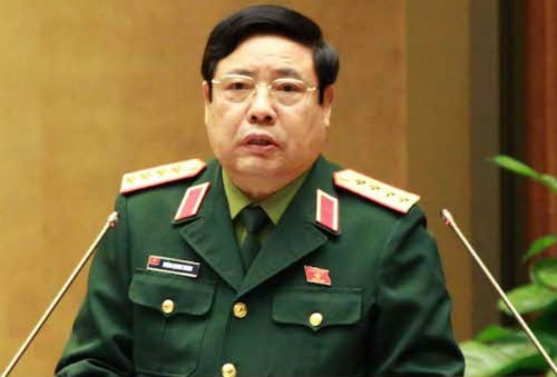 10. Bộ trưởng Phùng Quang Thanh sức khỏe tốt, đến cơ quan sau khi về nước Sáng ngày 25/7, Bộ trưởng Phùng Quang Thanh về nước sau một thời gian chữa bệnh phổi ở Paris, Pháp. Ngay trong buổi sáng, Đại tướng cũng đến trụ sở Bộ Quốc phòng để trao đổi công việc vì muốn sớm nắm bắt tình hình sau thời gian dài vắng mặt. Trung tướng Võ Văn Tuấn, Phó tổng tham mưu trưởng Quân đội nhân dân Việt Nam cho biết, ông nhận được bức thư của hãng thông tấn Đức DPA với nội dung xin lỗi về bản tin không đúng liên quan đến sức khỏe của Đại tướng Phùng Quang Thanh.