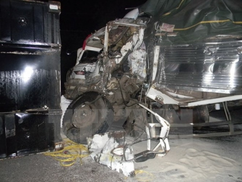 6. Thùng container bất ngờ văng xuống đường, 2 người thiệt mạng Khoảng 21h30 tối 23/7, xe đầu kéo chở thùng container hàng nông sản BKS 54R-2725 lưu thông hướng từ Đà Lạt đi TP HCM. Khi đến khúc cua trên đường đèo Mimosa, cửa ngõ dẫn lên thành phố Đà Lạt, tỉnh Lâm Đồng thì bất ngờ thùng container bị văng ra khỏi xe và rơi xuống đường và trôi xuống dốc. Đúng lúc chiếc ôtô tải chở gạo BKS 54S-1315 đang lưu thông chiều ngược lại đã không kịp tránh, đâm trực diện vào container. Vụ va chạm làm 2 người chết và một người bị thương.