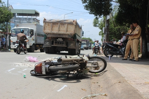 7. Bình Dương: Đi sát lề đường, người đàn ông vẫn bị xe ben cán chết Khoảng 10h30 ngày 24/7, xe ben mang BKS 61C - 119.79 lưu thông theo hướng từ ngã tư miếu Ông Cù (TX.Thuận An, Bình Dương) về cầu Hoá An, Đồng Nai. Khi đến trước cây xăng Quảng Phương (ngã ba Tân Ba, P.Thái Hòa, Tân Uyên), thì xảy ra và chạm với chiếc xe máy BKS 52L8 – 5145 do một người đàn ông điều khiển lưu thông cùng chiều. Cú va chạm khiến người đàn ông đi xe máy ngã xuống đường và bị xe ben cán qua chết tại chỗ.