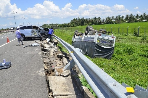 8. Long An: Xe tải và ô tô 7 chỗ va chạm, văng khỏi cao tốc Xe tải BKS 51C – 539.23 do tài xế Nguyễn Văn Minh (51 tuổi, ngụ TPHCM) điều khiển, lưu thông trên cao tốc TPHCM - Trung Lương theo hướng Sài Gòn về miền Tây. Đến KM31+300 (thuộc địa phận huyện Thủ Thừa, tỉnh Long An) thì bất ngờ bị xe 7 chỗ BKS 67A – 035.61 do tài xế Ngô Thành Trung (39 tuổi, quê An Giang) điều khiển, lưu thông cùng chiều từ phía sau lao tới tông trúng. Khi cú va chạm xảy ra, xe 7 chỗ đã đẩy mạnh khiến xe tải khiến chiếc xe này húc đổ taluy lao qua đường cao tốc. Vụ tai nạn khiến 2 người trên xe 7 chỗ bị thương nặng.