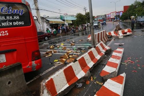 5. Xe khách lật ngang giữa đường, hàng chục hành khách kêu cứu Khoảng 13h, ngày 21/7, xe khách BKS: 93N – 262 chở hơn 20 hành khách, lưu thông trên quốc lộ 13, theo hướng từ Phước Long (Bình Phước) về bến xe Miền Đông (Bình Thạnh, TP.HCM) chạy với tốc độ cao. Khi đến đoạn cua gấp thuộc khu phố 9, P. Hiệp An, TP Thủ Dầu Một, (Bình Dương), xe bất ngờ tông vào dải phân cách. Cú tông mạnh khiến chiếc xe lật ngang, hàng chục hành khách trong chiếc xe bị thương và hoảng loạn.