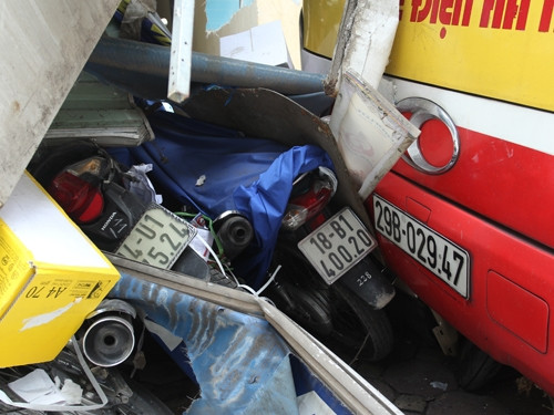 4. Hà Nội: Xe buýt mất lái lao thẳng vào nhà dân Khoảng 12h30 ngày 22/7, xe buýt số 32 BKS 29B - 02947 di chuyển từ Cầu Giấy về Kim Mã. Khi xe đến trước cửa nhà số 635C đường Kim Mã, quận Ba Đình, Hà Nội thì bất ngờ mất lái tông hàng loạt xe máy, trong đó, một xe bị mắc kẹt hẳn dưới gầm xe. Sau khi hạ gục nhiều phương tiện, xe 32 đâm thẳng vào cột đèn chiếu sáng trên đường Kim Mã mới dừng hẳn.