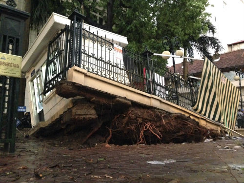 2. Hà Nội xác xơ sau trận mưa giông, gió giật ngày 13/6/2015 Đã có ít nhất 1 người chết, 5 người bị thương, 120 cây xanh gãy đổ sau trận mưa dông kinh hoàng ở Hà Nội chiều 13/6.