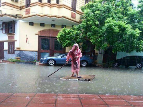 Theo số liệu từ báo cáo nhanh của tỉnh Quảng Ninh, mưa lũ đã khiến 2 người khác tại TP Cẩm Phả bị thương. Hơn 2.200 hộ dân, trường học, bệnh xá bị ngập lụt, có nơi ngập sâu trên 2m, hơn 500m tường kè và 4 nhà dân đã bị sập đổ. Mưa lớn cũng đã làm ngập úng gần 70ha lúa và hoa màu.