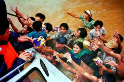 Trận lũ lụt lịch sử làm ngập trắng 10 tỉnh, thành miền Trung, 595 người chết (Thừa Thiên - Huế: 352 người, Quảng Nam: 73 người), 41.846 ngôi nhà, 570 ngôi trường bị sụp và trôi. Tổng thiệt hại hơn 3.773 tỉ đồng (thời điểm 1999).