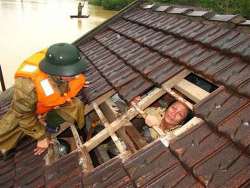 4. Năm 2011, lụt lội ở miền Trung làm 55 người chết Từ giữa tháng 10/2011, các trận lụt ở miền trung làm 55 người chết. Nước lụt cũng đã nhấn chìm khoảng 170.000 căn nhà và 23.700 hecta hoa màu. Tỉnh bị thiệt hại nặng nề nhất là Quảng Bình, nơi hàng ngàn ngôi nhà ngập trong nước.