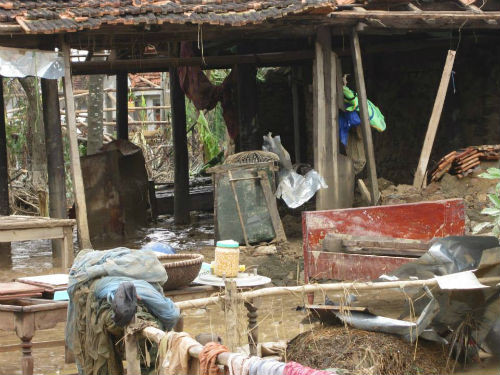 Về giao thông, khối lượng đường bị sạt lở, vùi lấp hơn 61.000 m. Tại Quốc lộ 1 ngập tại 2 điểm dài 80 m tại Quảng Nam; hầm đường bộ Hải Vân bị mất điện lưới; đường Hồ Chí Minh nhánh đông (tỉnh Kon Tum) sụt lở taluy dương tại 17 vị trí với khối lượng khoảng 1.400 m3 gây ách tắc giao thông nghiêm trọng.