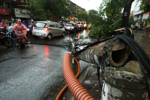Nhiều cột điện, đèn tín hiệu giao thông gẫy gập, đèn chiếu sáng trên các tuyến phố có cây đổ đều bị ảnh hưởng, thậm chí mất điện gây khó khăn trong công tác khắc phục hậu quả.