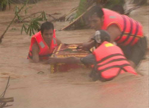 Bão Nari cũng khiến hơn 11 nghìn ngôi nhà tốc mái, hư hỏng; hàng nghìn ngôi nhà bị sập, trôi và ngập nước. Diện tích cây công nghiệp, lâm nghiệp bị gãy đổ lên đến con số hàng nghìn. Nhiều tàu thuyền bị chìm và hư hỏng.