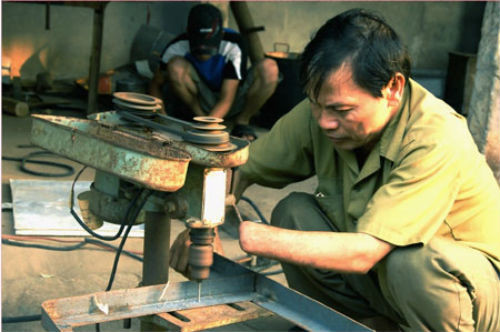 Thương binh hạng 3/4 Trần Thiệu Cơ (xã Triệu Đề, huyện Lập Thạch, Vĩnh Phúc), tuy đã mất bàn tay trái nhưng vẫn được người dân quanh vùng gọi là “thầy cơ khí”. Hiện ông là chủ một xưởng cơ khí có uy tín ở địa phương.