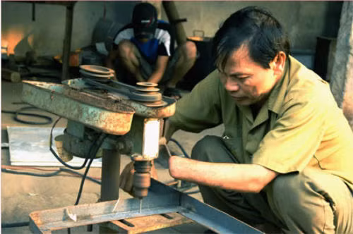 Thương binh hạng 3/4 Trần Thiệu Cơ (xã Triệu Đề, huyện Lập Thạch, Vĩnh Phúc), tuy đã mất bàn tay trái nhưng vẫn được người dân quanh vùng gọi là “thầy cơ khí”. Hiện ông là chủ một xưởng cơ khí có uy tín ở địa phương.