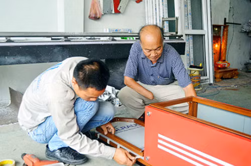 Trở về sau chiến tranh, ông Lê Văn Phòng (SN 1947, khu 10, phường Quảng Yên, TX Quảng Yên, Quảng Ninh) thương binh 1/4 với tỷ lệ thương tật là 81% không quản nhọc nhằn làm thuê kiếm sống. Sau nhiều năm vất vả, đến năm 2005, ông Phòng thành lập công ty riêng (Công ty TNHH Công nghệ và Thương mại Nguyễn Hoàng) cho doanh thu hằng năm từ 4 đến 6 tỷ đồng, tạo việc làm cho 20 công nhân với mức lương bình quân 5 triệu đồng/tháng.