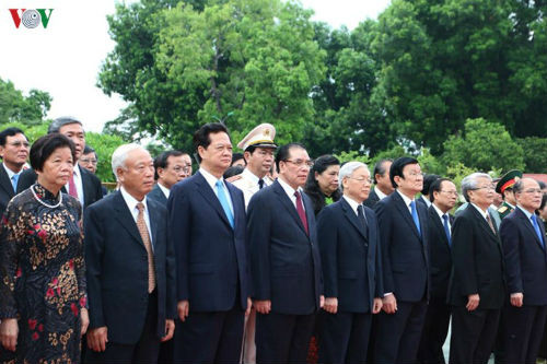 Các đồng chí lãnh đạo Đảng, Nhà nước và các đại biểu đã dành một phút tưởng niệm, bày tỏ lòng biết ơn sâu sắc đối với các Anh hùng liệt sỹ đã hy sinh vì nền độc lập, tự do và sự thống nhất, phồn vinh của Tổ quốc.