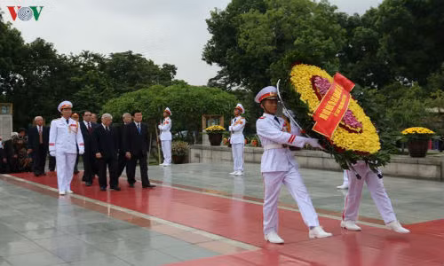 Nhân kỷ niệm 68 năm Ngày Thương binh - Liệt sỹ (27/7/1947 – 27/7/2015), sáng 27/7, Đoàn đại biểu Ban Chấp hành Trung ương Đảng, Chủ tịch nước, Quốc hội, Chính phủ, Ủy ban Trung ương Mặt trận Tổ quốc Việt Nam đã đến đặt vòng hoa, dâng hương tưởng niệm các Anh hùng liệt sỹ tại Đài tưởng niệm các Anh hùng liệt sỹ và vào Lăng viếng Chủ tịch Hồ Chí Minh.