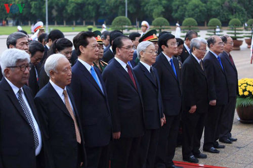 Đoàn đã đặt vòng hoa và vào Lăng viếng Chủ tịch Hồ Chí Minh. Vòng hoa của Đoàn mang dòng chữ "Đời đời nhớ ơn Chủ tịch Hồ Chí Minh vĩ đại". Các đồng chí lãnh đạo Đảng, Nhà nước bày tỏ lòng thành kính, tưởng nhớ công lao to lớn của Chủ tịch Hồ Chí Minh đối với sự nghiệp cách mạng của Đảng và dân tộc.