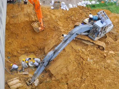 Lần thứ 9: Vừa khắc phục xong sự cố lần thứ 8, khoảng 4h sáng 12/7/2014, đường ống dẫn nước sạch sông Đà, tại Km15, Đại lộ Thăng Long (Hoài Đức, Hà Nội) tiếp tục bị vỡ. Tổ ứng trực cơ động xử lý sự cố đường ống nước Sông Đà phải điều 3 máy xúc, 2 máy ép cừ và 150 công nhân, kỹ sư có mặt tại nơi nghi có sự cố.