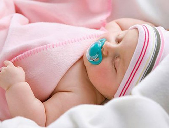 Một số trẻ sơ sinh bị viêm phổi là do bị nhiễm khuẩn phổi có thể xảy ra từ trước, trong hoặc sau sinh. Trẻ có thể bị bệnh ngay trong khi sinh do hít phải nước ối, phân su đã bị nhiễm khuẩn hoặc dịch tiết ở đường sinh dục của người mẹ. Trong khi đỡ đẻ, hồi sức sau đẻ và chăm sóc trẻ sơ sinh nếu không thực hiện vô trùng, trẻ rất dễ bị nhiễm khuẩn từ dụng cụ và môi trường, người chăm sóc. (nguồn: Zing)