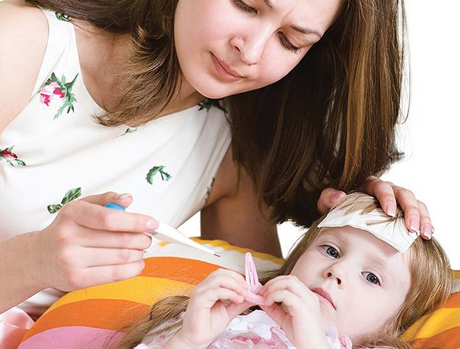 Bên cạnh đó, những sai sót trong quá trình chăm sóc trẻ cũng là tác nhân khiến trẻ dễ mắc viêm phổi. Những thói quen sai trong quá trình chăm sóc khiến trẻ bị nhiễm lạnh, từ đó gây viêm phổi như: ủ con quá ấm, mồ hôi nhiều không thay quần áo ngay, khiến trẻ bị “mồ hôi ngấm ngược”, sử dụng thiết bị làm mát sai cách, không đắp chăn cho trẻ kịp thời, cho trẻ ra ngoài vào sáng sớm hoặc đêm muộn.