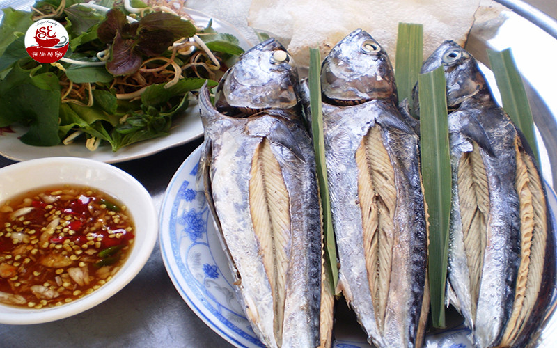 Cá ngừ ồ có một vây lưng hình tam giác được tách ra từ các vây lưng thứ hai, trong đó, giống như hậu môn và vây ngực, là tương đối nhỏ. Ảnh: haisanmoingay.