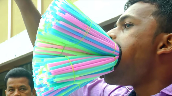 Nhét cùng lúc 459 ống hút vào miệng và phải giữ cho được trong 10 giây không rơi. Kỉ lục này thuộc về Manoj Kumar Maharana (23 tuổi ở Odisha, miền đông Ấn Độ).