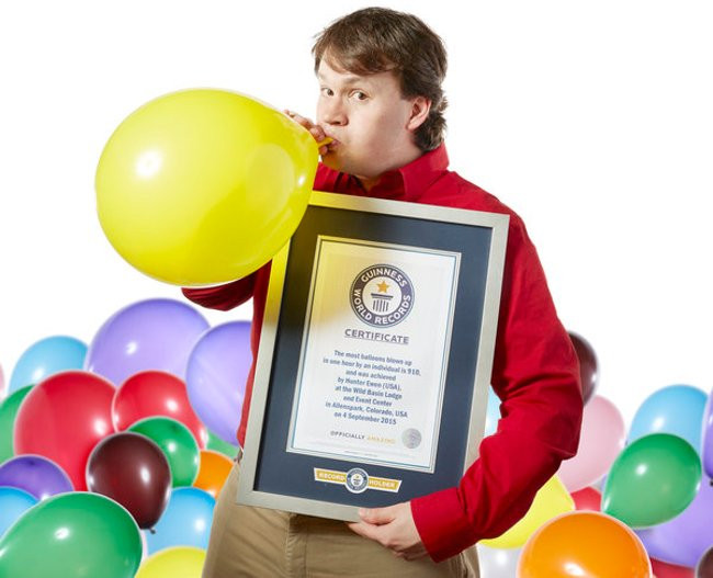 Anh chàng Hunter Ewen đã trở thành người thổi được nhiều bóng bay nhất trong một giờ đồng hồ với 910 quả bong bóng 